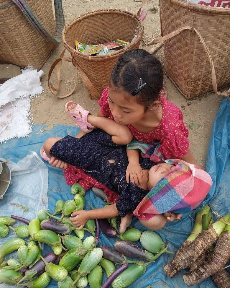 Joseph K (@joseph_khurmi) on Twitter photo #Tripura
A young girl who is around 7—8 yrs old, is seen selling vegetables to support her family. Carrying her younger brother, believed to be 4—5 yrs old. At a time when she should be attending school, she takes responsibilities far beyond her age
📸UdayDebbarma
<a href="/PradyotManikya/">Pradyot_Tripura</a> #Tripura
A young girl who is around 7—8 yrs old, is seen selling vegetables to support her family. Carrying her younger brother, believed to be 4—5 yrs old. At a time when she should be attending school, she takes responsibilities far beyond her age
📸UdayDebbarma
<a href="/PradyotManikya/">Pradyot_Tripura</a>