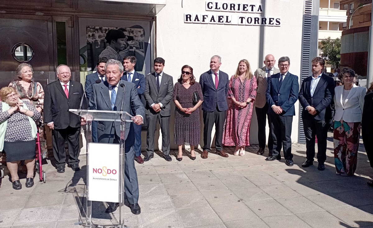 portaltaurino's tweet photo. Sevilla dedican con presencia del alcalde @jlsanzalcalde una Glorieta al torero Rafael Torres, ahora asesor en el Coso maestrante, el que más paseíllos realizó en esta plaza, en plena Puerta Osario, su barrio de la infancia donde jugaba al toro. Enhorabuena torero @portaltaurino https://t.co/CKf6S8YTi6