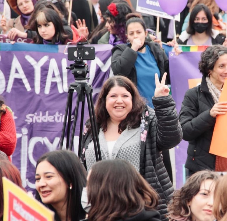 Duygularımız karışık, boğazlarımız düğüm, ne desek yetersiz.

Ama seni şu gülüşünle, yani her zamanki halinle hatırlayacak olmak çok güzel.

Ne mutlu ki seni tanıdım, yan yana çalıştık, güldük, güldük ve hep güldük.

İyi ki varsın. Çok seviliyorsun, hep sevileceksin.

#Cerenİskit