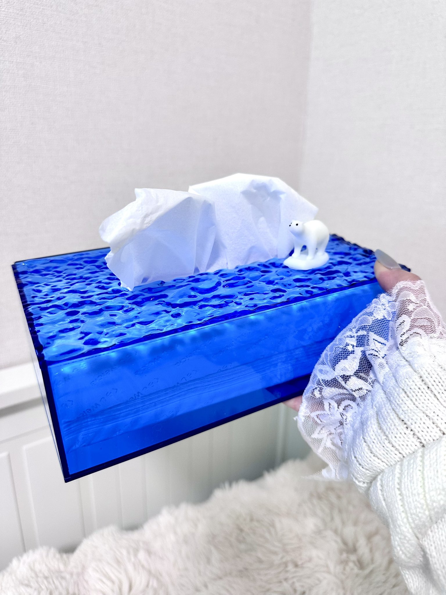 氷山になるティッシュケース SNSで話題「氷山になるティッシュケース」が商品化 水面の影が涼しげな