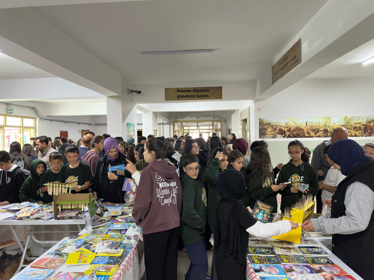 Kaymakamımız Sayın Muharrem ELİGÜL İlçe Milli Eğitim Müdürlüğü tarafından Abdülhamid Han  Anadolu İmam Hatip Lisesi'nde  düzenlenen kitap günleri programına katıldı.
