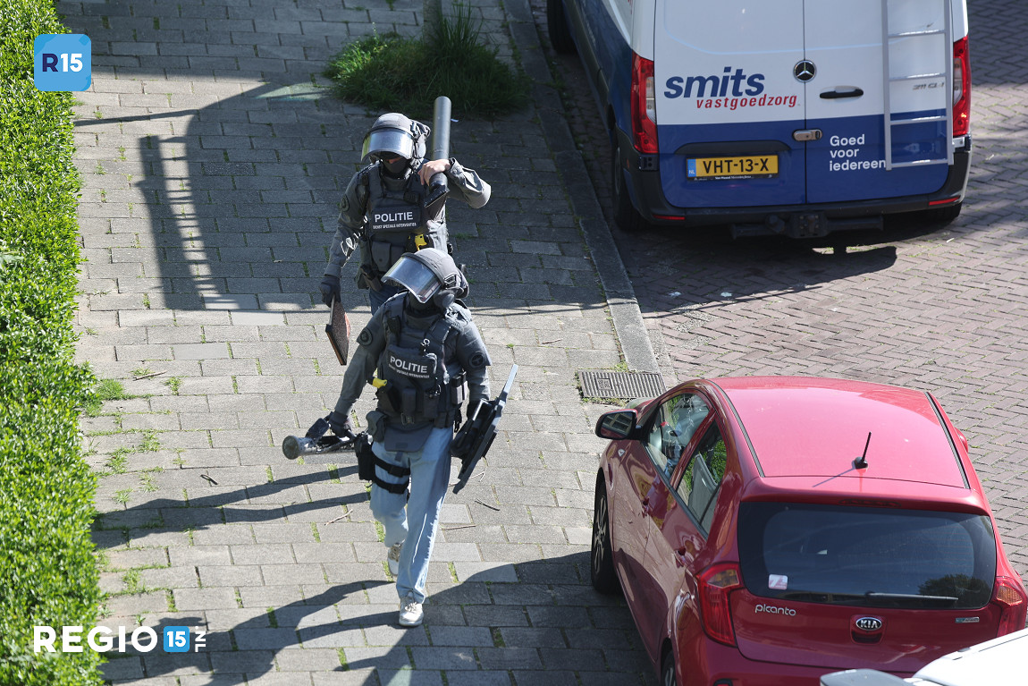 Verwarde man door arrestatieteam uit woning gehaald in Den Haag