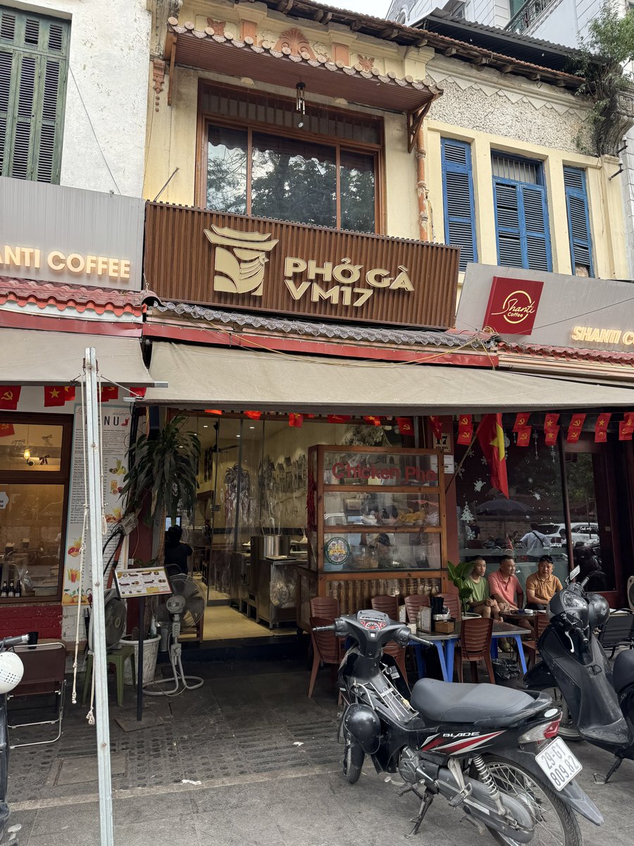 Kouhei50's tweet image. 今まで食べたフォーの中で一番美味しかった。

ハノイにある「PHỞ GÀ VM17」。
文廟（孔子廟）の真向かいにある。
鶏肉のフォーは5万ドン（約276円）。

スープがめちゃくちゃ美味しい。癖になる。
途中でレモンをかけて味変するとよりgood。

ガイドの人に連れられて来たけど、良い店知れた。