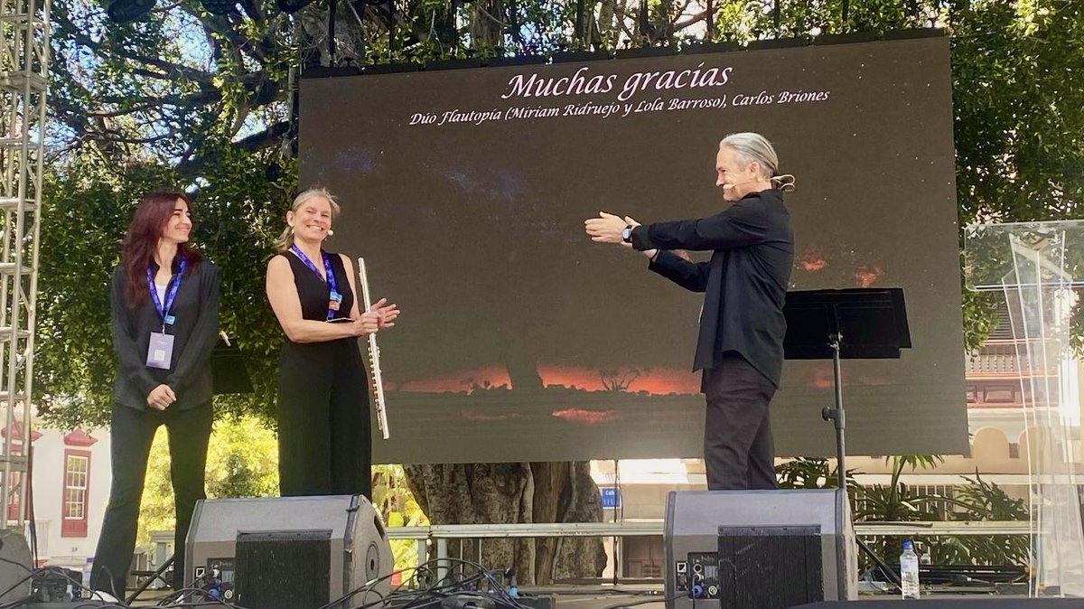 brionesci's tweet photo. … y combinando música, ciencia y poesía en este @StarmusFestival, acompañando al @duoflautopia con nuestro montaje “Astros, notas y versos”. https://t.co/UXGBft2Olf