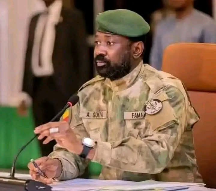 ZonePresse_'s tweet photo. 🇲🇱🗣️Président Assimi GOÏTA : Ceux qui disent que la france n'a rien fait ou que la france doit rester. Moi j'ai été au front avec eux, j'ai mangé avec eux, j'ai patrouillé avec eux, j'ai écouté leur radio."

"Ce que j'ai entendu si vous vous étiez là vous allez tirer sur eux. Quand on était sur un terrain les français nous mettait devant et en cas de non-danger on repondait R.A.S."

"Et au cas où on tirait sur nous, ils disaient c'est ça la guerre hein!  Beaucoup de Maliens tombaient devant nous et on pouvait rien dire."

"Il te suffisait de te révolter et le lendemain Bamako te rappelait. C'est à dire si 100 militaires Maliens mourraient, un seul français tombait ou zero perte côté français ."

"Je me rappelle de ce fameux jour où on etait à 5 kilomètre de Kidal, on voyait déjà les rébelles réculer. On s'est dit Kidal va tomber. En pas moins de 15 minutes un lieutenant-colonel vient nous annoncer qu'on est interdit de rentrer à Kidal. Moi et 4 de mes camarades on a voulu forcer et désobéir à la france."

"Quand on avançait, ils ont dit clairement un pas de plus et vous aurez chacun une balle dans la tête. C'est ce jour, j' ai pleuré comme un bébé.
Et j'appelle nos supérieurs à Bamako, leur seule réponse "il faut rester derrière la france".

"Le lendemain, on voit ces Français ravitaillés les rebelles devant nous, j'ai même fixé un d'entre eux dans les yeux et il a souris pour se moquer de moi."

"Après le ravitaillement et le dons de 8 véhicules pick-up. Ces français nous ont dit qu'ils l'ont fait pour la paix entre Azawad et le Mali. Je me suis encore revolté, c'est dans ce contexte que je me suis vu livrer à ses rebelles un jour."

"Alors qu'ils avaient donné notre position afin que moi et mes collègues revolutionnaire soit arrêté. "

"Effectivement, nous avons été  arrêtés.  Et à la radio j'entendait bravo et les autres gama dans le panier ..mission reussi ... C'était  le code avec ces français. Nous nous sommes dit c'est fini pour nous. Je me suis mis à penser et j'ai su c'est une fierté de mourrir pour son pays. Et je riais."

"Un jour comme ça, on nous annonce qu'on sera libérés mais durant les séjours qu'on a fait avec ces gens. Le nombre de général , de colonels français qui appelaient par jour etait inestimable. 
A mon retour, je vois on me donne des formations, des grades."

"Comme le Mali a toujours été ma pririorité et que tout le monde le sait dans l'armée.  Moi j'ai appris à protéger mon pays donc déjà  je connais le nord comme ma poche. Et je sais qui sont ces français  et ils savent qui je suis."

"Je suis un commando hyper formé. Je suis aussi un homme toujours prêt. Si vous voyez on ne largue pas les bombes sur ces djihadistes, c'est parceque quand ils prennent un village en otage, ils se servent des femmes et des enfants comme bouclier. Pour celui qui connait pas la guerre comment voulez vous qu'on largue des bombes sur un village ? Vous oubliez qu'il y a des femmes et des enfants ? 

Vous oubliez que ces femmes et ces enfants sont des innocents ? Dans une guerre, il faut être purement stratèges et prudents.

Je vous promets que le Mali sera libres. Avec mes collègues nous allons liberer le Mali. On vient de loin et nous ne sommes pas politiciens. Nous sommes liberateurs, celui qui veut qu'il comprend . Celui qui ne veut pas qu'il part au front assisté aux phenomènes. Nous avons une terre très riche et très immense. Nous pouvons le rendre parfait."

CASH Ivoire ✍️