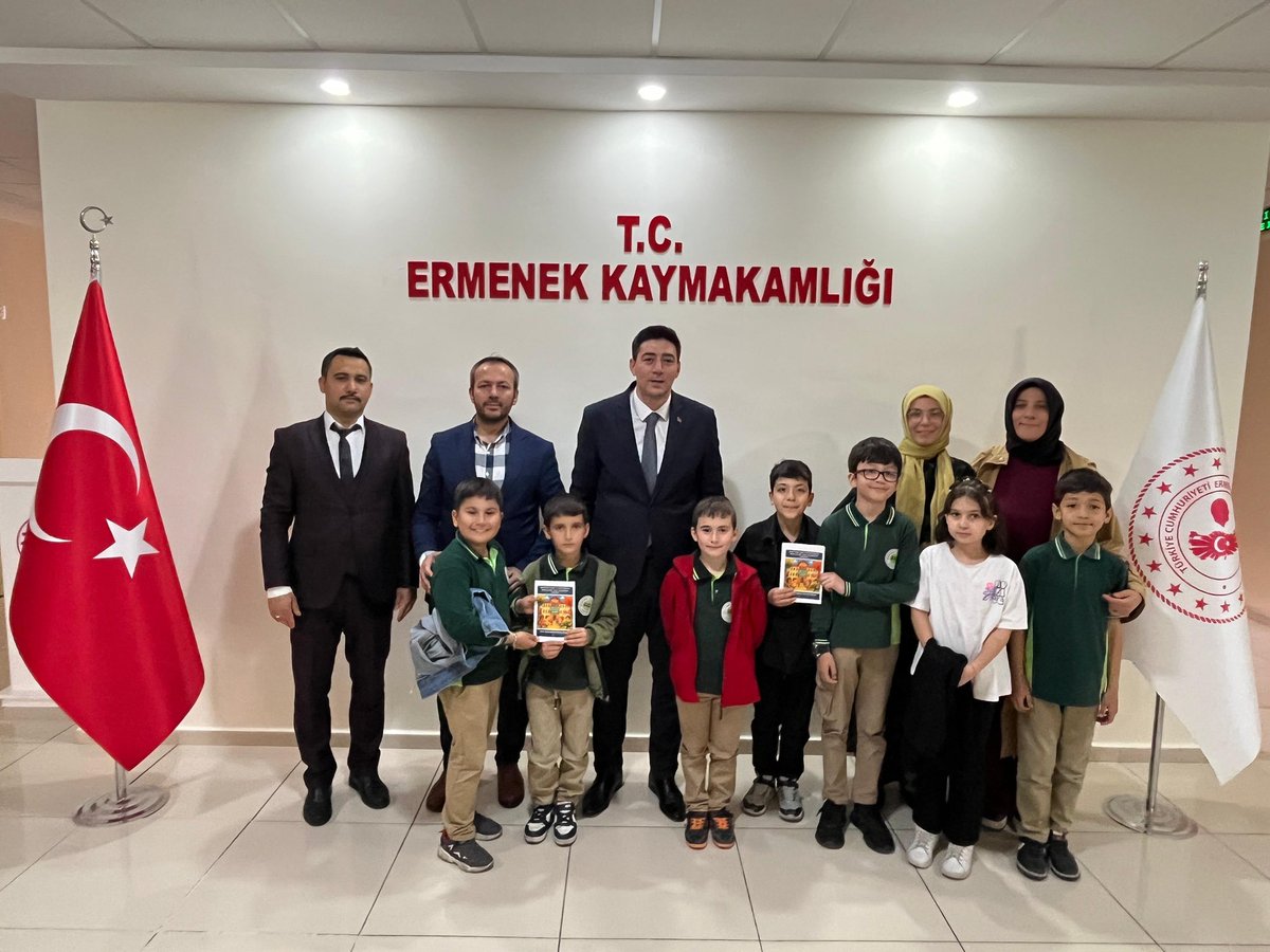 Kaymakamımız Fatih Erdoğan, öğretmenlerimizin öncülüğünde “ Minik Kalpler, Güçlü Kalemlerden Hikayeler “ adlı hikaye kitabını yazan Zehra Galip Sumra Atatürk İlkokulu öğrencilerini Kaymakamlık Makamı’nda ağırladı.