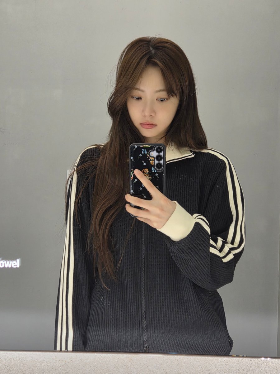 [📸] HONG EUNCHAE Weverse DM Update

🍒: When I'm at work, I'm like this ㅋㅋㅋㅋ
🍒: Dirty...
🍒: I'm the same kind of person
🍒: Even though there's a lot of work to do, I just want to pretend I don't know
🍒: Something like that

#르세라핌 #홍은채 #은채 #ウンチェ
#LE_SSERAFIM