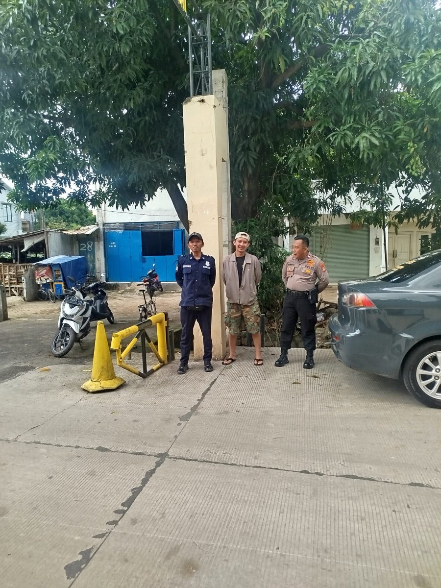 Unit Sabara Polsek Ciledug Melaksanakan Kegiatan Rutin yang ditingkatkan (KRYD) dengan patroli biru (Blue Light Patroli) antisipasi Guantibmas &amp; tindak pidana lainnya di Perumahan Karang Tengah Permai Kota Tangerang. Minggu 27 April 2025