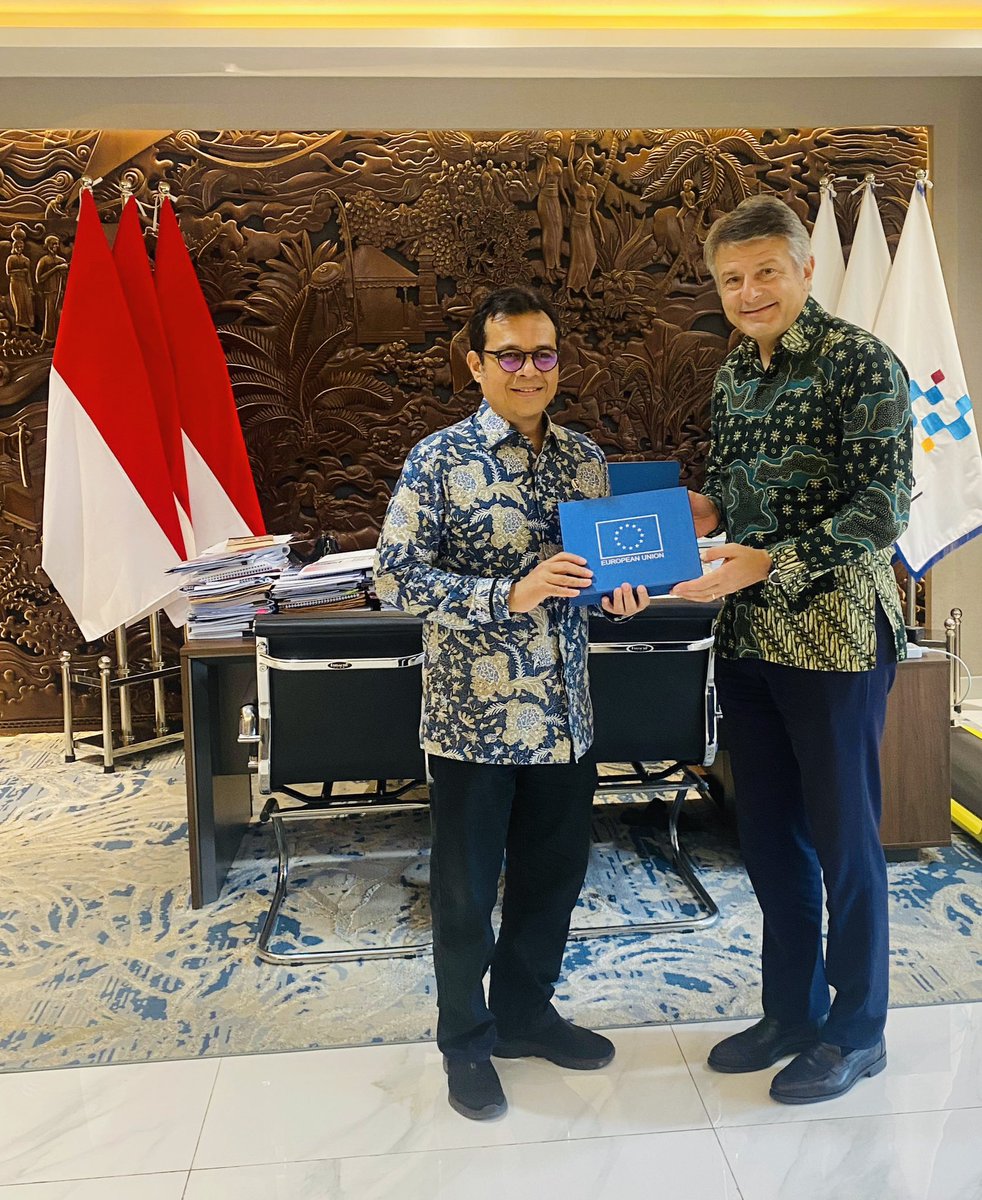 On Friday I met Deputy Minister of Communications and Digital, H.E. Nezar Patria. We discussed digital governance, disinformation, cybersecurity, and secure connectivity. The EU is ready to deepen collaboration in support of Indonesia’s digital transformation 🇪🇺🇮🇩
