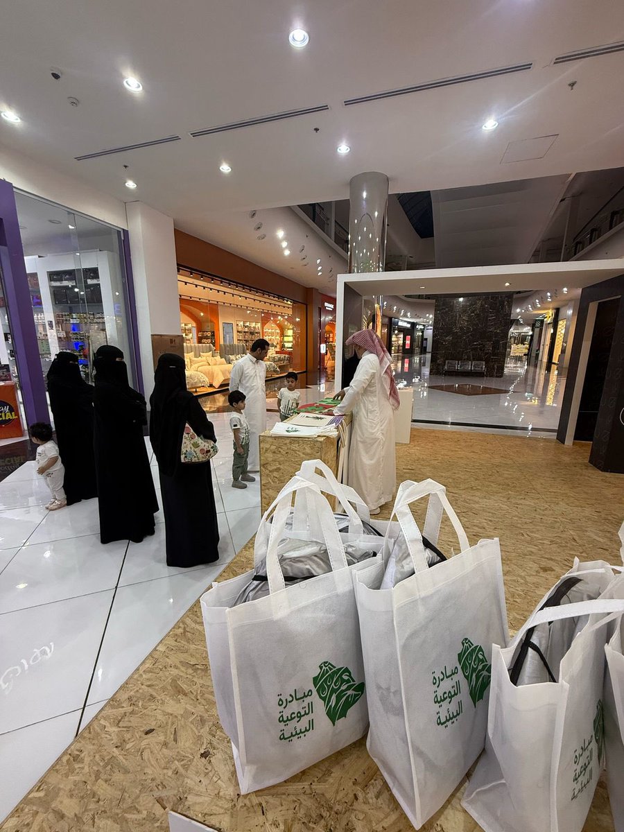 لتعزيز الوعي بالمحافظة على البيئة..

شاركت لجنة أصدقاء البيئة بالجوف في فعاليات #أسبوع_البيئة من خلال عدد من الأنشطة والمبادرات..
ووزعت اللجنة بالتعاون مع فرع وزارة البيئة والمياه والزراعة حقائب بيئية توعوية للمستفيدين من مختلف الشرائح والأعمار.

#بيئتنا_كنز
#الجوف_واحة_خضراء