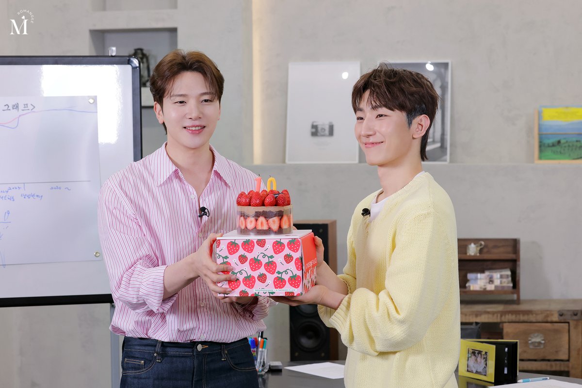 MeloManceXABYSS's tweet photo. [PHOTO]

[MELOVER Only] '전체연령가' EP.07📺 Behind Photo
🔗https://t.co/nSzAJaCSuw

해당 콘텐츠는 멜로버 1기 전용 독점 콘텐츠로
비스테이지에서 확인해 주시기 바랍니다🤍
⠀
#전체연령가
#멜로망스 #MeloMance
#김민석 #KimMinSeok
#정동환 #JeongDongHwan
#멜로버 #MELOVER
#로망이 #ROMANGEE