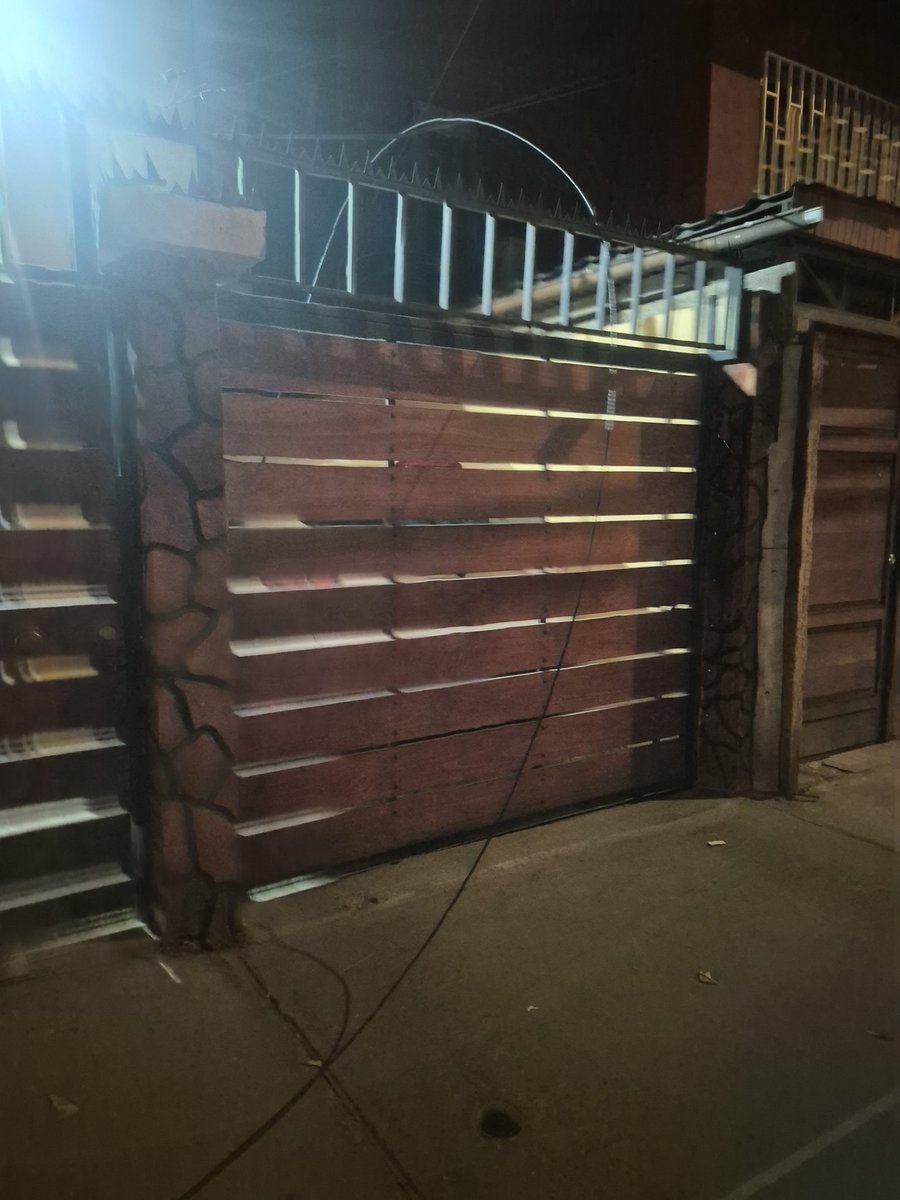 Danitainess's tweet photo. @CGE_Clientes @CGE_Energia cable cortado, viene de poste a poste al parecer, cayó sobre portón y hace tensión a cables qué ingresan a casa, también golpeó con parte metálica auto estacionado en el interior del domicilio. https://t.co/1Ugh9UpF9v