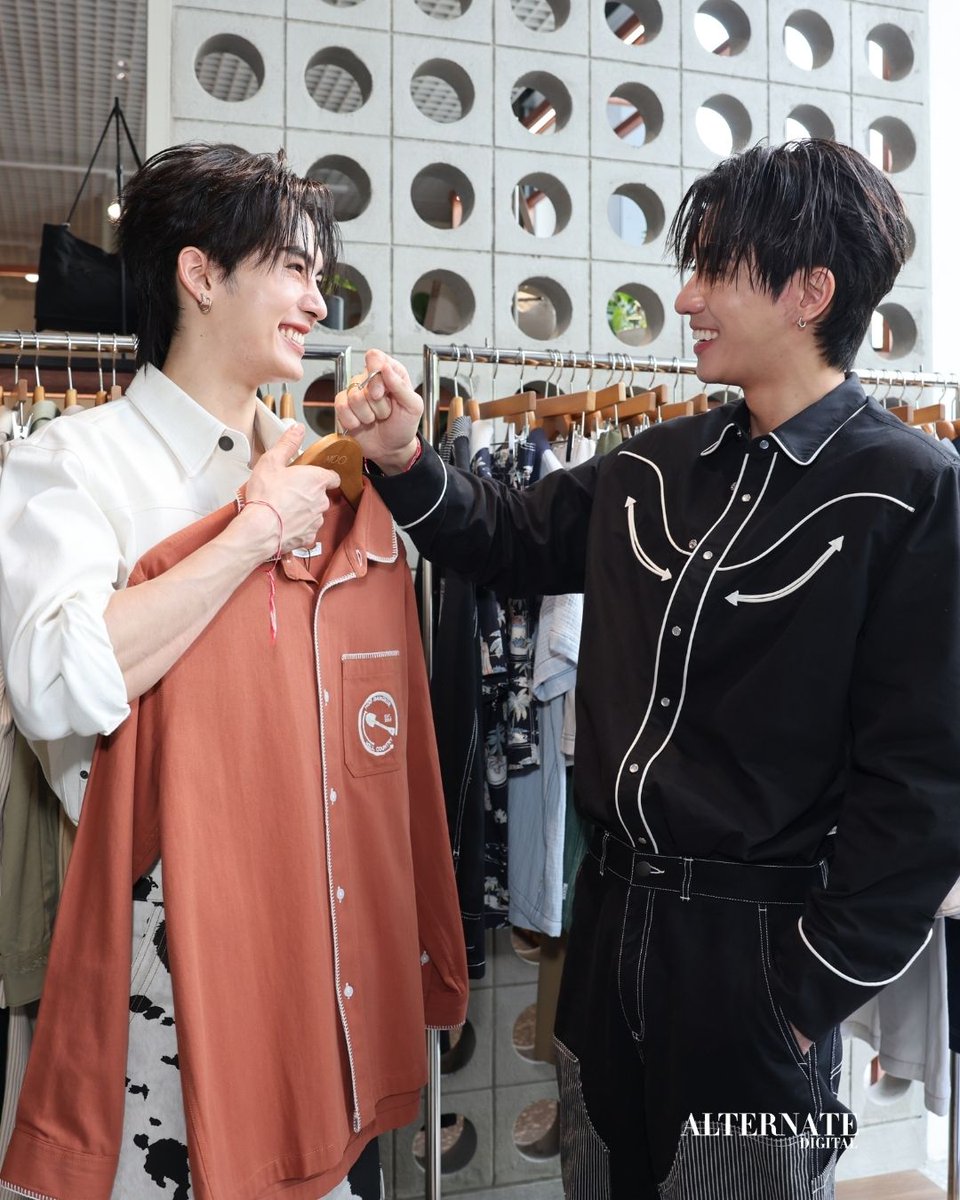 altagazine's tweet image. งานนี้ 2 หนุ่มฮอต เพิร์ธ และ แซนต้า มาร่วมถ่ายทอดสไตล์ พร้อมเปิดตัวคอลเลกชันใหม่จากแบรนด์แฟชั่นไทยกว่า 70 แบรนด์  คอลเลกชันใหม่ล่าสุดที่สะท้อนเสน่ห์ของซัมเมอร์นี้ด้วยพลังสร้างสรรค์อย่างไร้ขีดจำกัด
#CommaAndxPerthSanta #CommaAndBeYourOwnMuse #PerthSanta #เพิร์ธแซนต้า