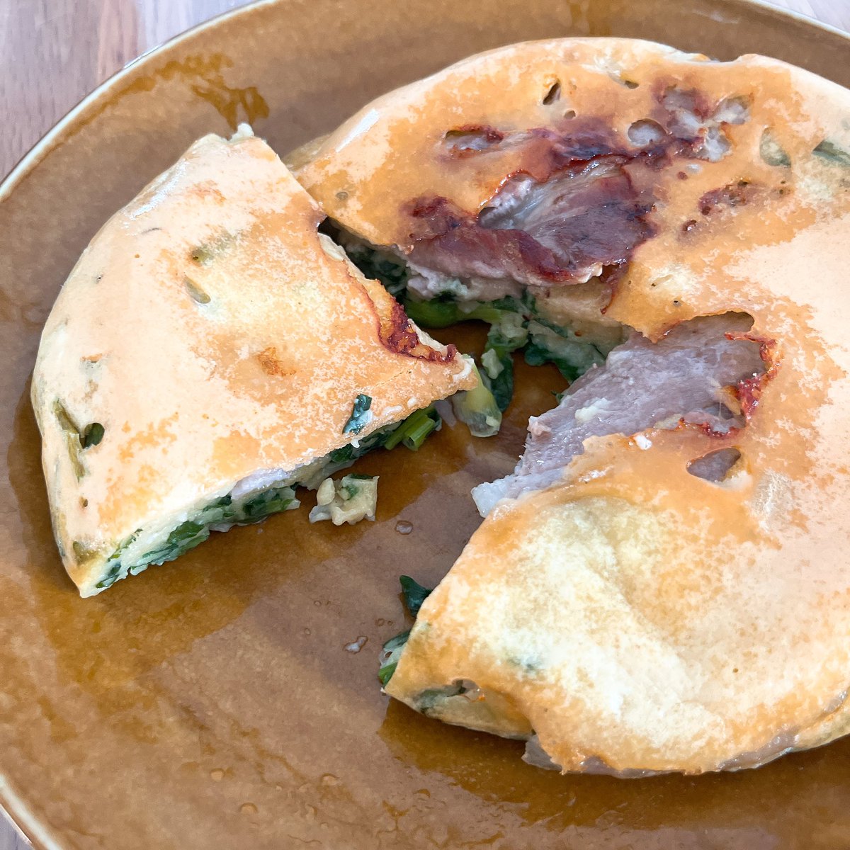 キャベツを万能ネギに変更して、ねぎ焼きにしてみた！すじ煮なんてなかったので豚肉だけど、美味しかった
お好み焼き粉100g、卵一個、水120mlを混ぜて小口切りにしたネギを混ぜる。内鍋に豚バラを並べて生地を入れて、ベイク強30分
#tiger #タイガー魔法瓶 #電気圧力鍋 #クックポット #cookpot #レシピ