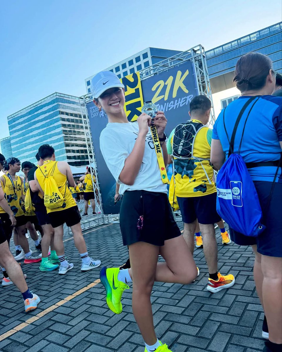 MutyaCoronel's tweet photo. Last year, for Earth Day Run 2024 #KaoriOinuma went for a 10k run. This year, she once again participated at the Earth Day Run and finished a 21k marathon.

📷 from Kaori's FB/ IG post https://t.co/Ebsr1LW4td