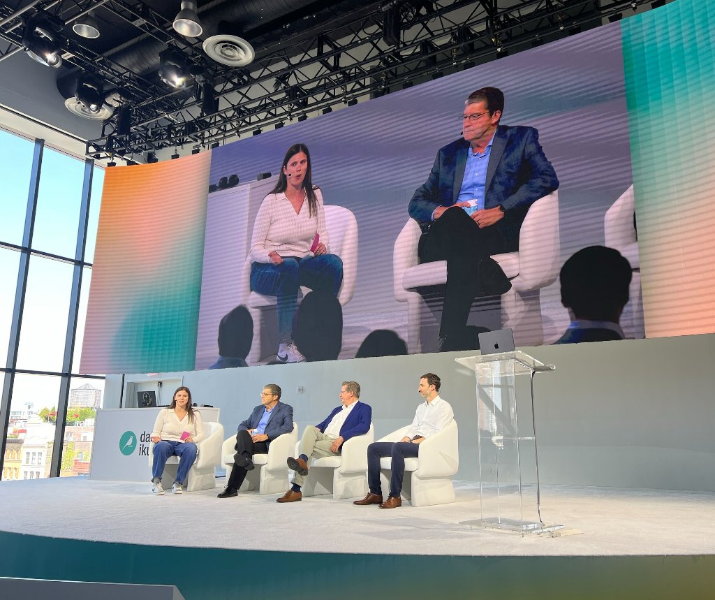 [📷BACK TO THE PICTURES] New York, data &amp; generative AI! 🚀 

Floa was at @Dataiku #EverydayAI with key talks on the impact of GenAI in orgs &amp; its harsh realities. 

A great stage to share, learn &amp; confirm: GenAI is now core business, not R&amp;D. 👊

#AI #Innovation