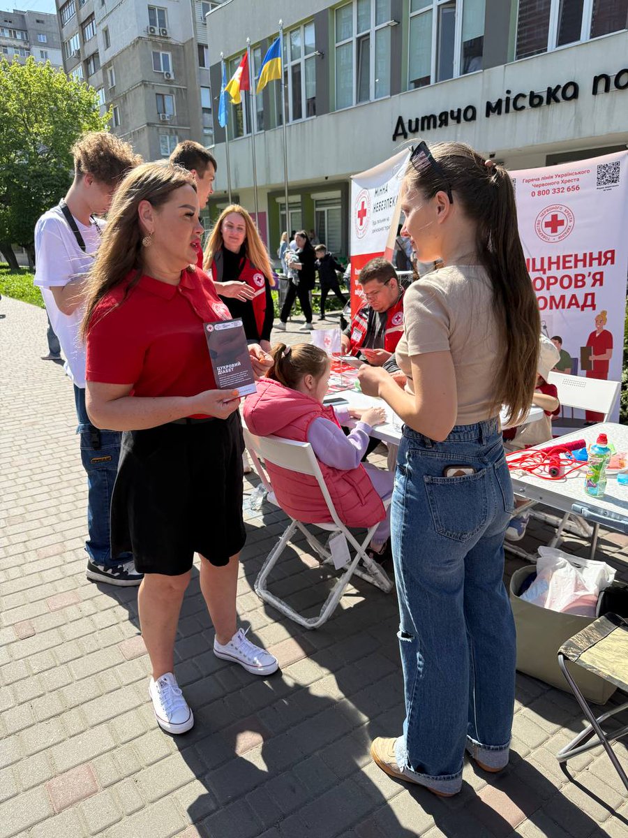 RedCrossUkraine's tweet photo. 💉The Ukrainian Red Cross participated in an information event in #Odesa for World #ImmunisationWeek! Highlighting the importance of #vaccination & #healthawareness, with info sessions on hypertension, diabetes & tuberculosis as part of the "Vaccination is a Common Cause" project https://t.co/lVD2DPsGaR