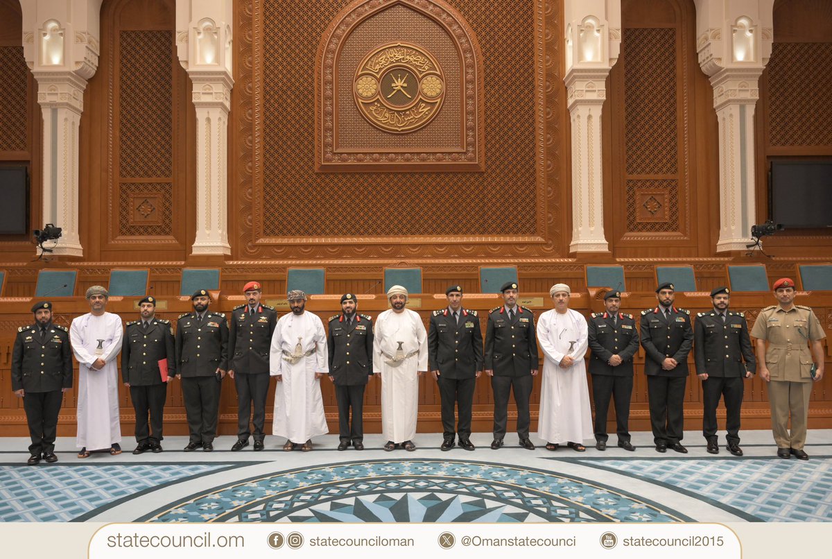 OmanStateCounci's tweet photo. ✶ لتبادل الخبرات التشريعية وتطوير آليات العمل التشريعي بين #سلطنة_عُمان و #المملكة_العربية_السعودية ..
▪️استقبل #مجلس_الدولة، وفداً من كلية الملك عبدالله بن عبدالعزيز للقيادة والأركان التابعة وزارة الحرس الوطني بـ #المملكة_العربية_السعودية.
كان في استقبالهم:
 ➢ المكرم حمد بن ناصر النبهاني.
➢ سعادة الأمين العام للمجلس.

▪️تم خلال اللقاء:
 ➢ استعراض عمق العلاقات التاريخية بين البلدين الشقيقين.
➢ التأكيد على أهمية التعاون المشترك بين المؤسسات التشريعية في كلا البلدين.

▪️استمع الوفد إلى ملخصٍ تفصيلي حول:
➢ المهام والاختصاصات التشريعية مجلس الدولة.
➢ أبرز الأنشطة والإنجازات التي حققها المجلس، والموضوعات التي ناقشها.