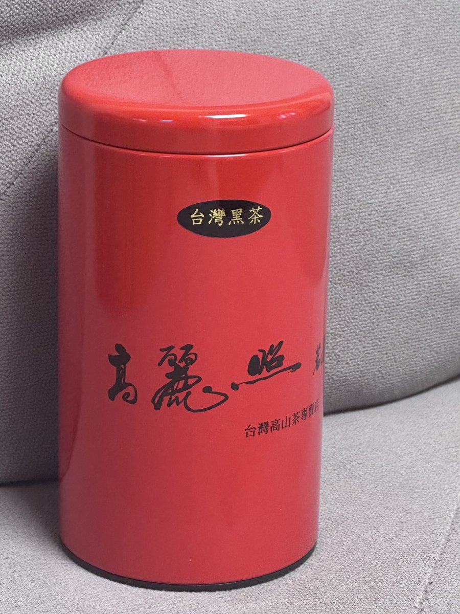 0A0_cha's tweet photo. 응차의 근황은… 대만에 가서 아리산 흑우롱차를 삿습미다Vv 시음했는데 너무 맛있어서 본가에 가져다 줄 것도 샀어욘 https://t.co/hruliIwLIg