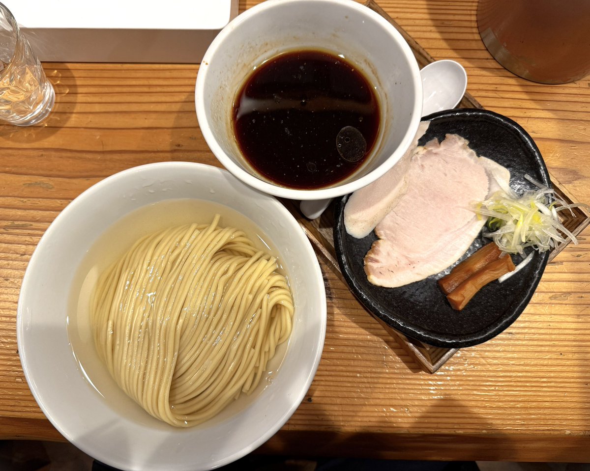 麺屋鈴春（本郷三丁目）: 醤油つけ麺（200g）。人気爆発！す、すごい並びだ…。美味しかったです！！