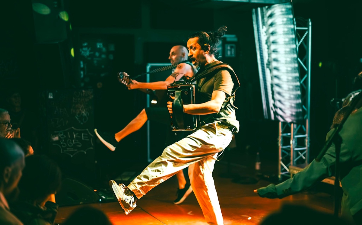 Aquí va una sesión en la que los sonidos del África Sub-Sahariana se funden y mezclan con ritmos e instrumentos occidentales.

gladyspalmera.com/musicas-del-ag…