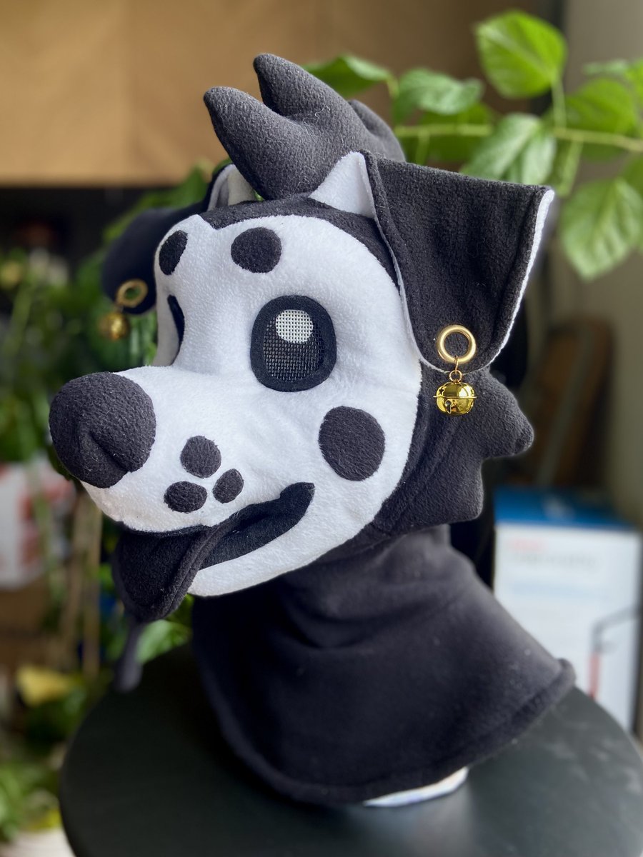 Nugitos's tweet photo. 🔆 FURSUIT HEAD FOR SALE 🔆

This tiny jester pup is up for sale !! The head is made out of fleece and it fits tightly to your head making it lightweight and easy to wear ☀️🐾
It also has good vision and breathability

Price : 650€ + shipping

⬇️ Conditions and features below ⬇️ https://t.co/ghaU2CWLfe