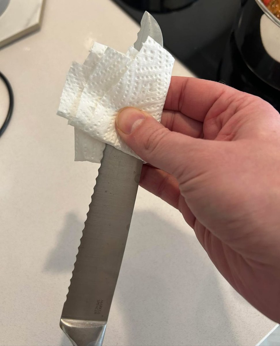 Bread knife - a quick wipe with the kitchen roll and away it goes. That’s all it wants. That’s all it needs.