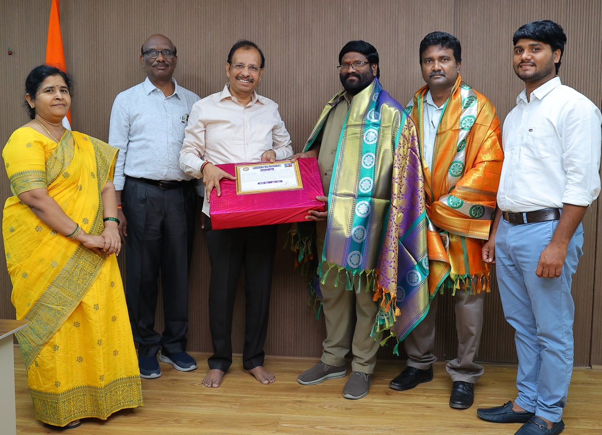 SajjanarVC's tweet image. *మానవత్వం చాటిన టీజీఎస్ఆర్టీసీ కండక్టర్*
*రూ.13 లక్షల విలువైన బంగారు, వెండి ఆభరణాలు, నగదు ప్రయాణికుడికి అందజేత*
*కండక్టర్ ని సన్మానించిన టీజీఎస్ఆర్టీసీ యాజమాన్యం*
టీజీఎస్ఆర్టీసీ కండక్టర్ వెంకటేశ్వర్లు మానవత్వం చాటుకున్నారు. బస్సులో పోగొట్టుకున్న రూ.13 లక్షల విలువగల బంగారు,…
