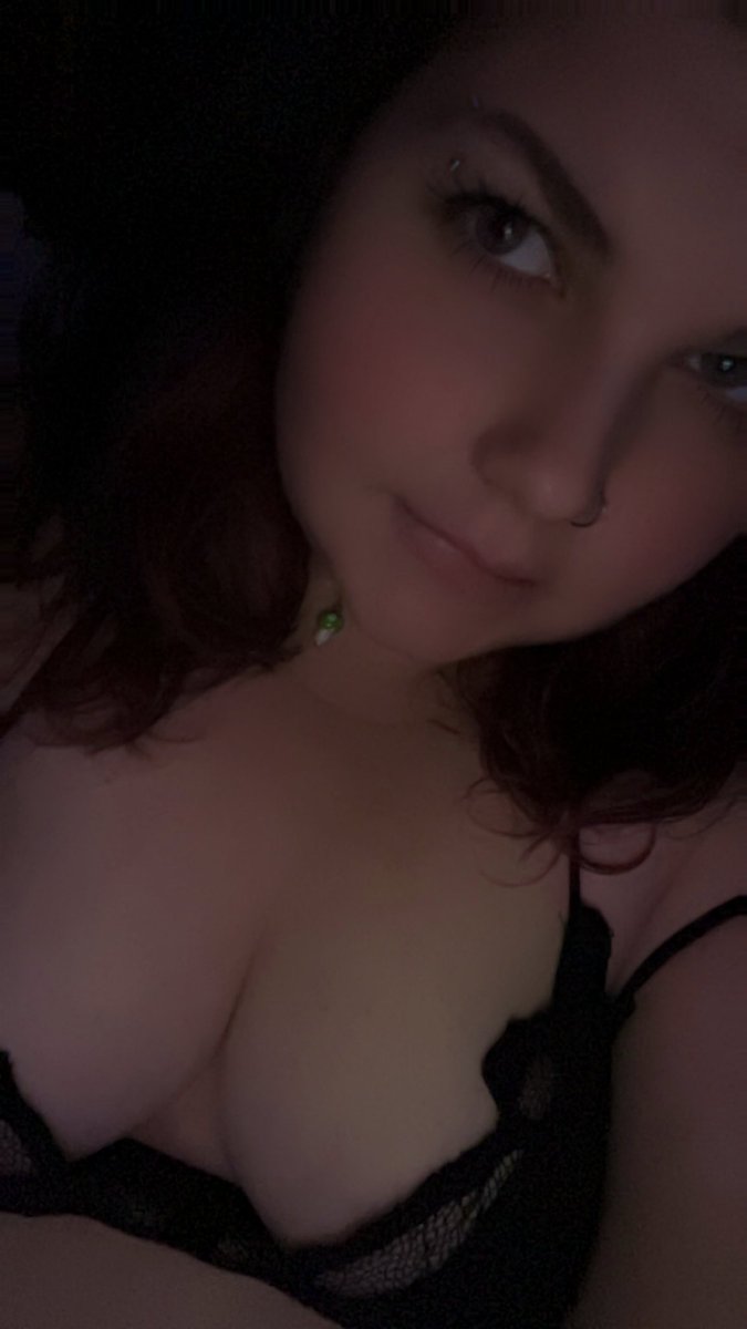 smoken_hotty's tweet photo. As this morning rises some are sleeping others are not can you guess what the r doing🥵😉😉😉😉 #sexy #bedtimefun #boobies https://t.co/aKqtZj5qWA