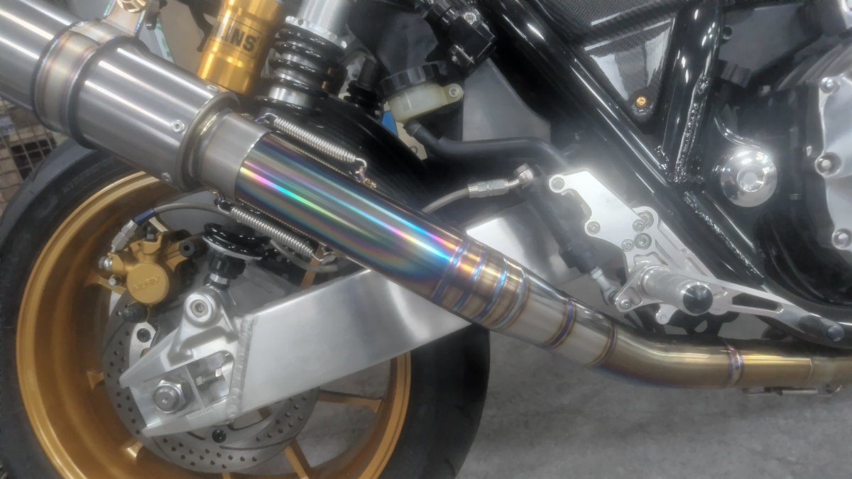 SSP_Factory's tweet photo. 中間パイプの延長加工を行いました‼️

持ち込みのサイレンサーを思い通りの場所に付けるべくワギリを使って延長‼️

焼き色を入れてご覧の通り完璧な仕上がりとなりました‼️
ご依頼ありがとうございました‼️

弊社は明日から5/6までゴールデウィーク休暇に入ります。 https://t.co/AcEFWvtQFI