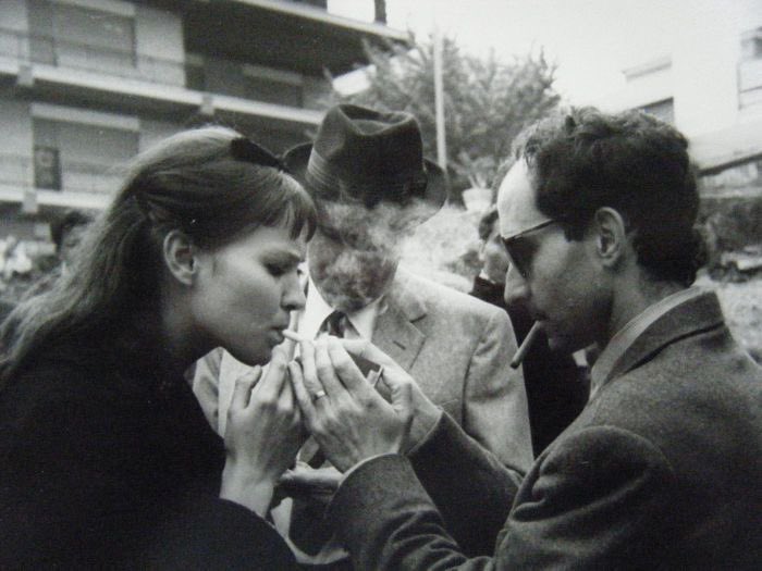 Beden dili, zarafetin sessiz diliyse bu foto en saf tercümedir.

Ünlü yönetmen Jean Luc Godard, Anna Karina’nın sigarasını yakıyor ama konu sadece sigara değil çok ince bir dokunuş var burada.
İlgi var, özen var, yavaşlayan zaman var.
Abartıya kaçmayan centilmenlik var.

Başını