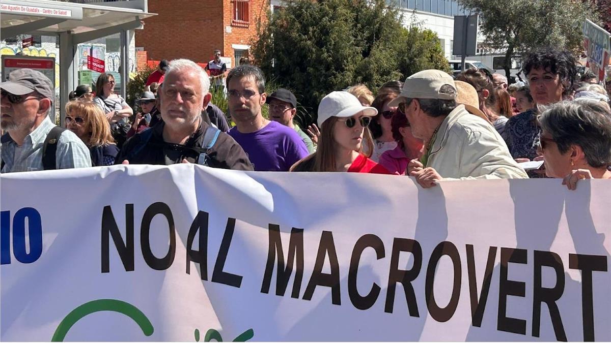 #TresCantos 
📢<a href="/PSOETresCantos/">PSOE Tres Cantos/❤️</a> se une a las #protestas por la planta de #biogás de Colmenar. 

La portavoz <a href="/LucenaSilvia/">Silvia Lucena</a> estuvo en la concentración del pasado 27 de abril contra esta polémica infraestructura 🫤

👉soydemadrid.com/s/131143