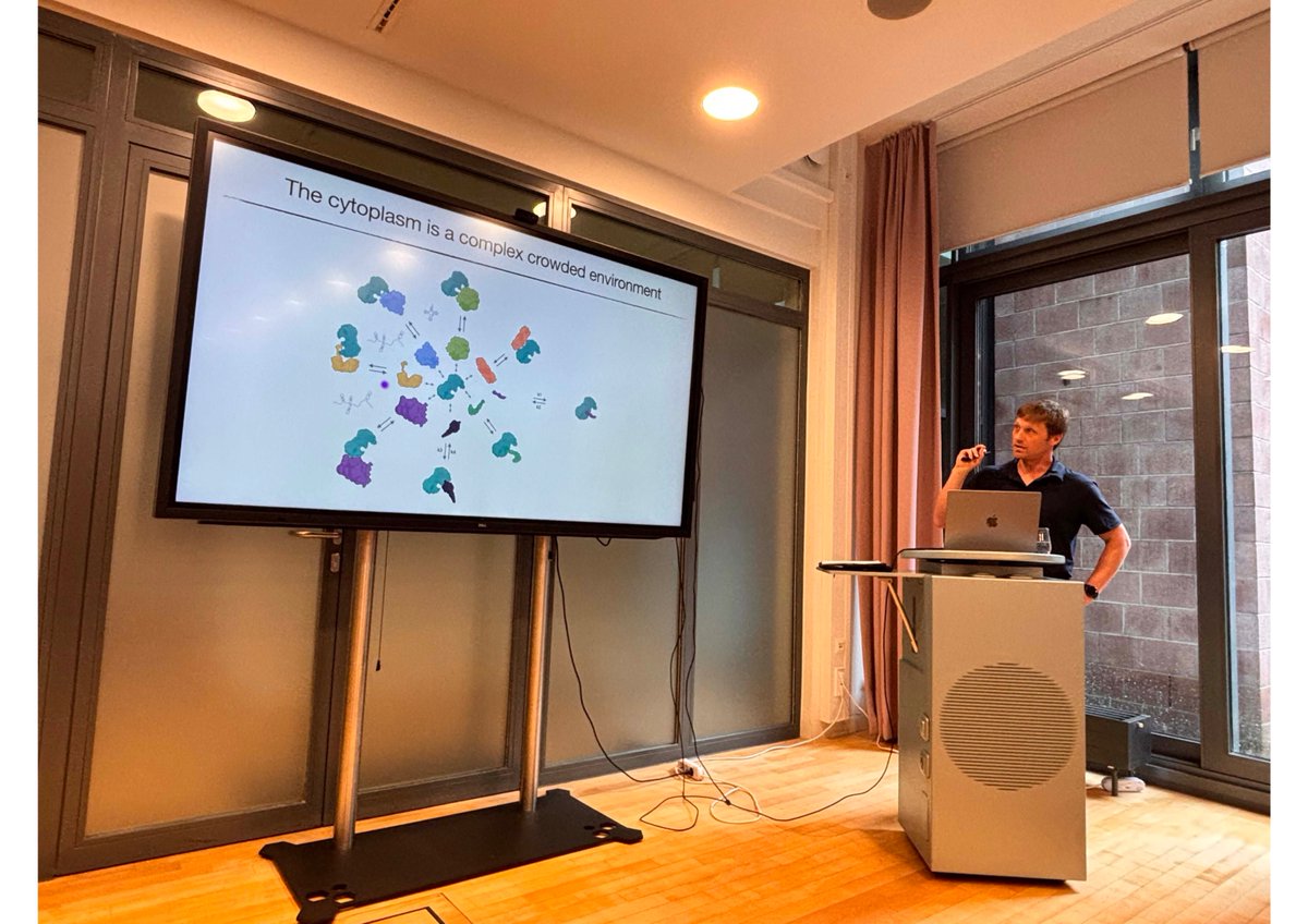 Simone Reber (@simonereber) on Twitter photo The cytoplasm is a complex crowded environment 🎯 and we only begin to understand what that means for cellular (patho)physiology!
Thanks <a href="/GabrielNeurohr/">Gabriel Neurohr</a> <a href="/ETH_en/">ETH Zurich</a> for an insightful talk & a short but eventful visit 🌟 The cytoplasm is a complex crowded environment 🎯 and we only begin to understand what that means for cellular (patho)physiology!
Thanks <a href="/GabrielNeurohr/">Gabriel Neurohr</a> <a href="/ETH_en/">ETH Zurich</a> for an insightful talk & a short but eventful visit 🌟