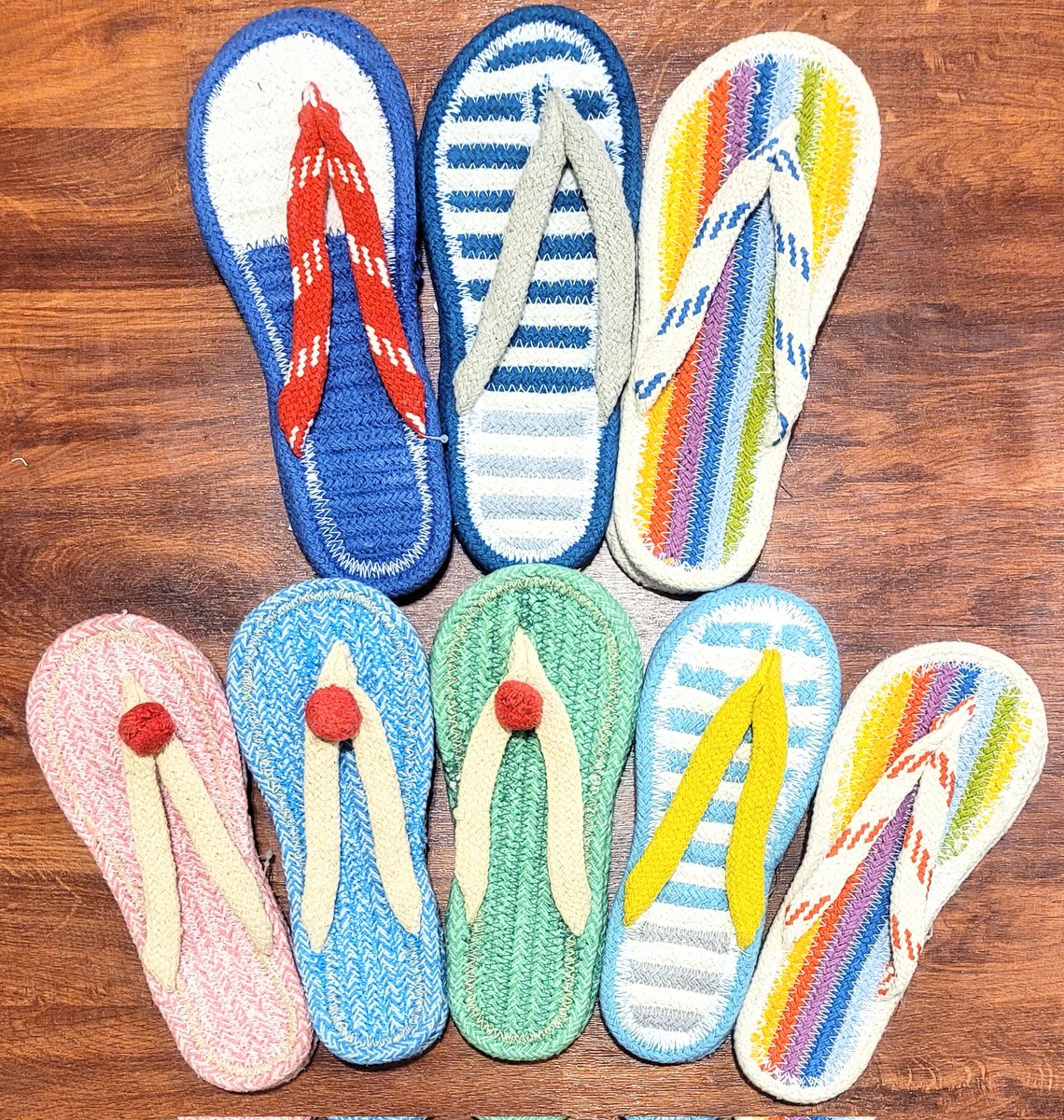 今年のゴールデンウィークも暑くなりそうです。そんなタイミングで毎年恒例のコットンサンダル入荷。灼熱の国インド生まれなので、暑いほどに本領発揮。湿気でムレムレの日本でも、常にサラサラのラグの上に居るかのような心地よさ。職人が組紐を縫い合わせて作ってるので丈夫で長持ち、丸洗いもOK。