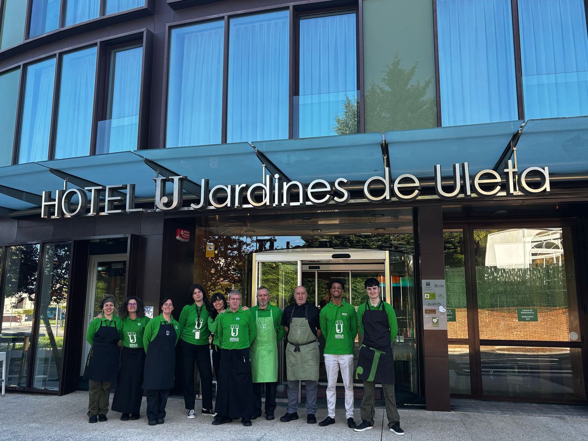 ¡Feliz Día de San Prudencio de parte de todo el equipo de Jardines de Uleta! 🎊💚 Os esperamos a todos en nuestra Cafetería El Colmado. 
🕢Nuestro horario es de 07:00h a 18:00h.