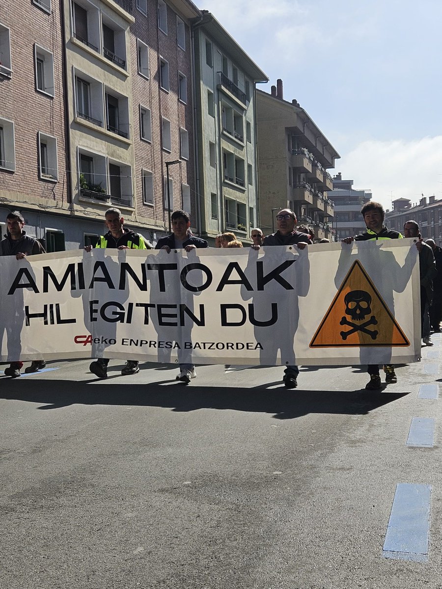 ELACAF's tweet image. Gaur, apirilak 28, laneko osasunaren nazioarteko eguna, amiantoaren ondorioz hildako 68 lankideak gogoratu ditugu CAF-BEASAINen. AMIANTOAK HIL EGITEN DU.