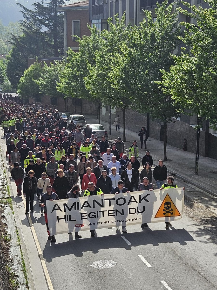 ELACAF's tweet image. Gaur, apirilak 28, laneko osasunaren nazioarteko eguna, amiantoaren ondorioz hildako 68 lankideak gogoratu ditugu CAF-BEASAINen. AMIANTOAK HIL EGITEN DU.