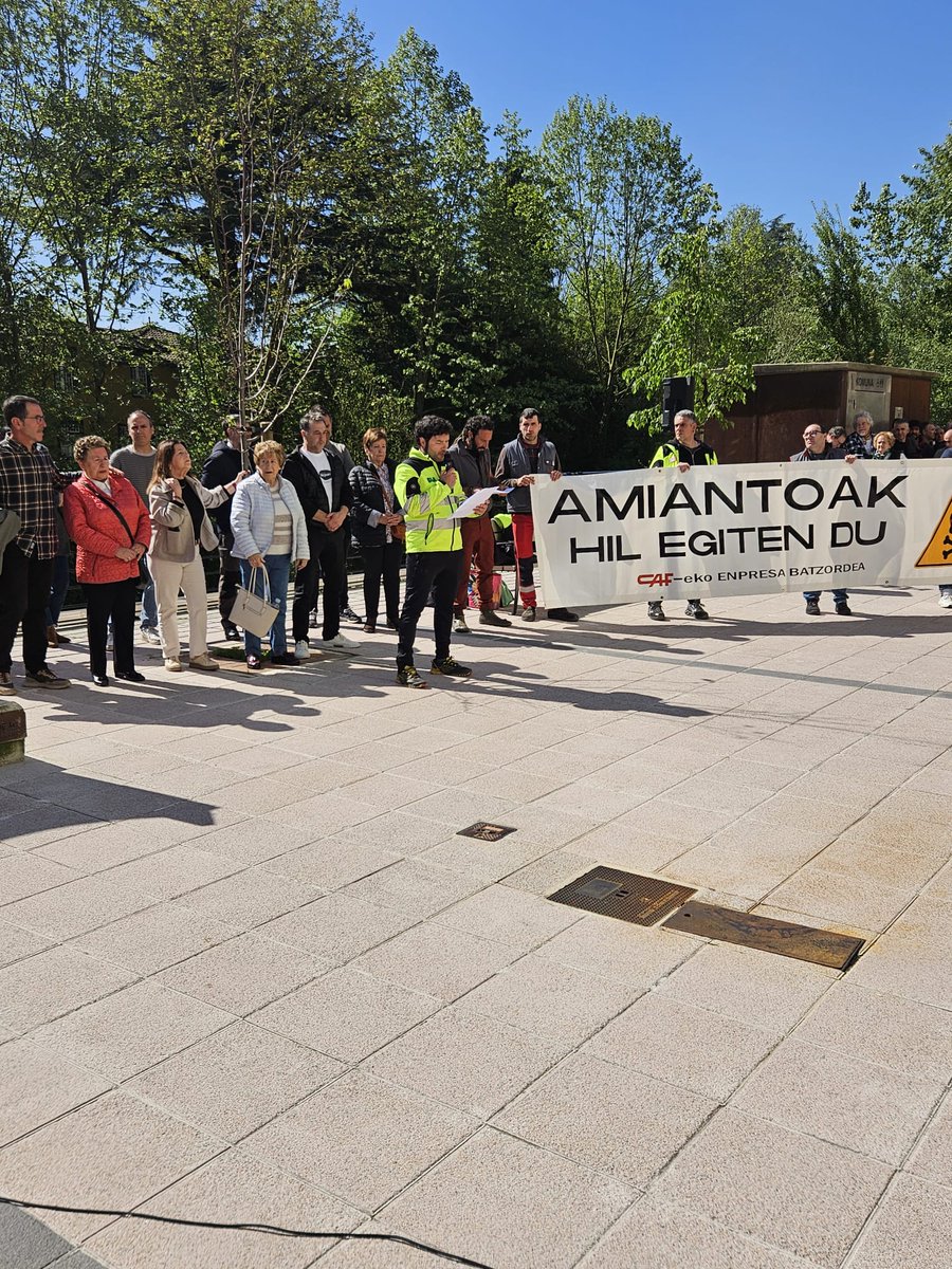 ELACAF's tweet image. Gaur, apirilak 28, laneko osasunaren nazioarteko eguna, amiantoaren ondorioz hildako 68 lankideak gogoratu ditugu CAF-BEASAINen. AMIANTOAK HIL EGITEN DU.