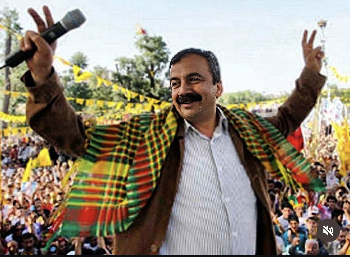 Bazı insanlar
Beyaz Atlara binip gitmemeli 😔