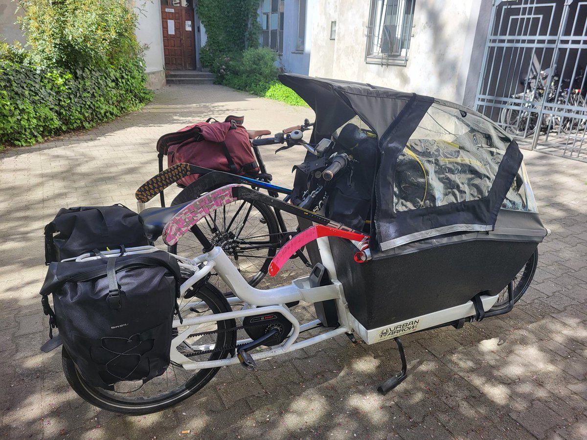 244BlogRowerowy's tweet image. Po czterech latach użytkowania #cargobike wciąż potrafi mnie zaskoczyć użytecznością. Wczoraj zabraliśmy się w cztery osoby na trening 🏒 ze wszystkimi gratami. Gdybyśmy zrezygnowali z torby hokejowej (nieporęczny kształt), to obyłoby się bez tego dodatkowego plecaka.