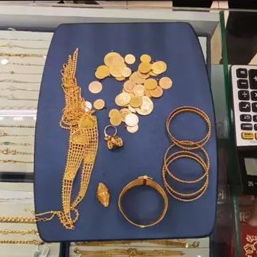 🔴 Batman'da bir kadın, evliliğinde kendisine mehir olarak verilen 1,4 milyon TL değerindeki altınlarını Gazze'ye bağışladı.