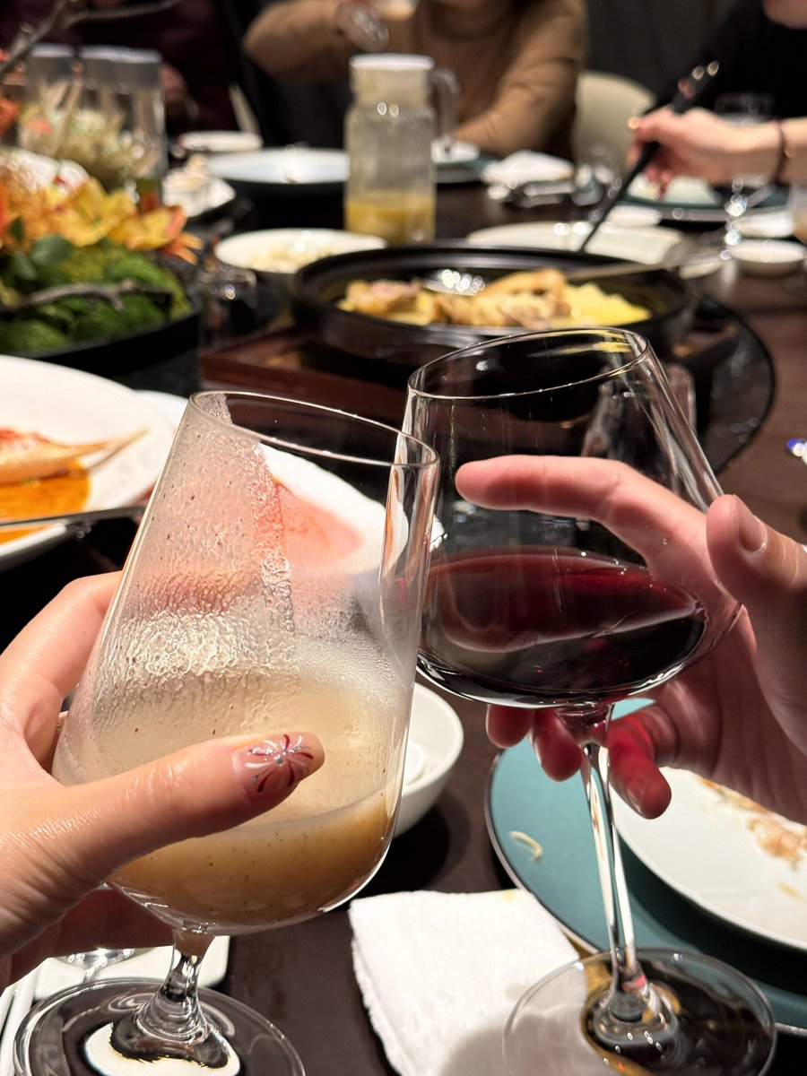 家族で会食し、家族は和気あいあいとして、歓声と笑い声、雰囲気は暖かい✨。でも私の心の中には逃げたい気持ちがあります😅。私はあまりにも敏感なのではないでしょうか。まだ少し疲れ気味😔？簡単な言い訳を見つけて、こっそり抜け出して空気を通すことができることを望みます🍃。
