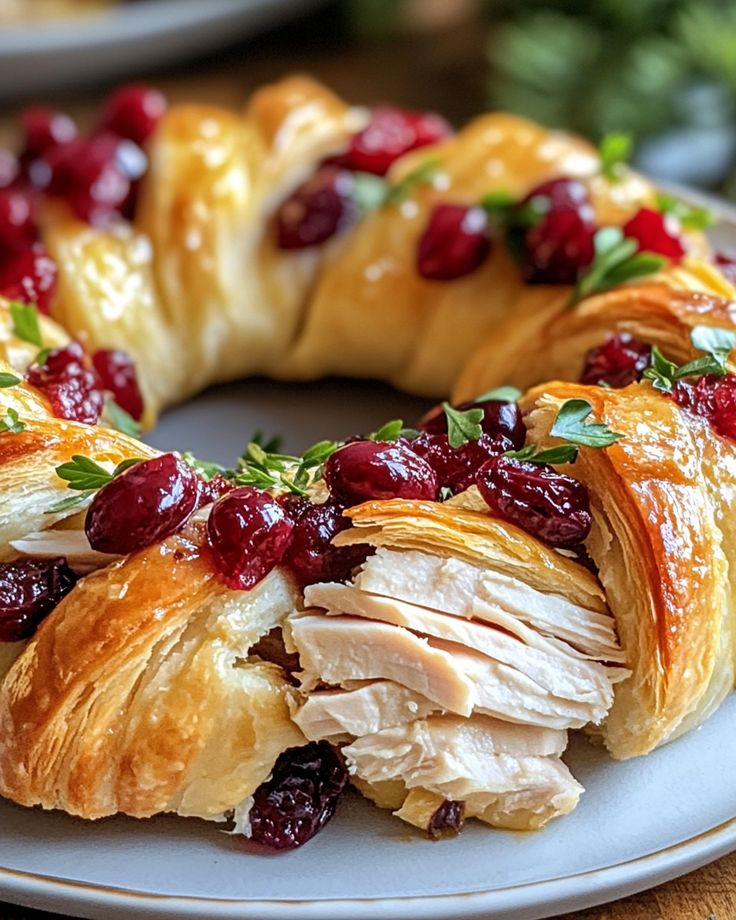 linhduongkieuvm's tweet image. Savory Turkey and Cranberry Crescent Ring - The Perfect Holiday Treat! 🎉🦃🍞