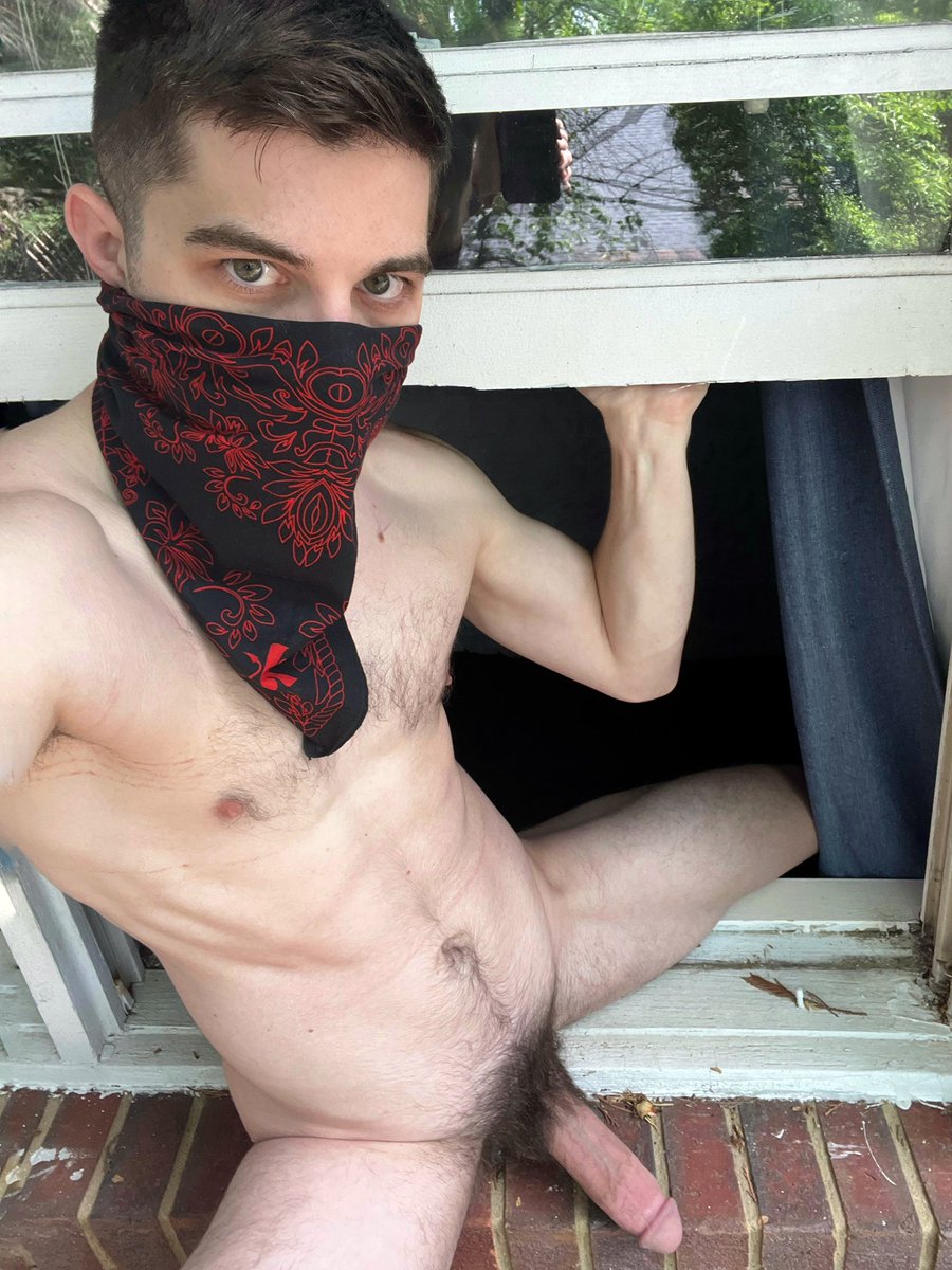 harris_sinn's tweet image. POV i'm breaking into your house through the window