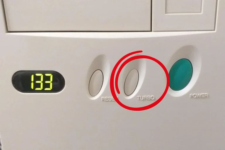 Quelqu'un sait à quoi servait ce bouton sur les anciens PC de bureau ?