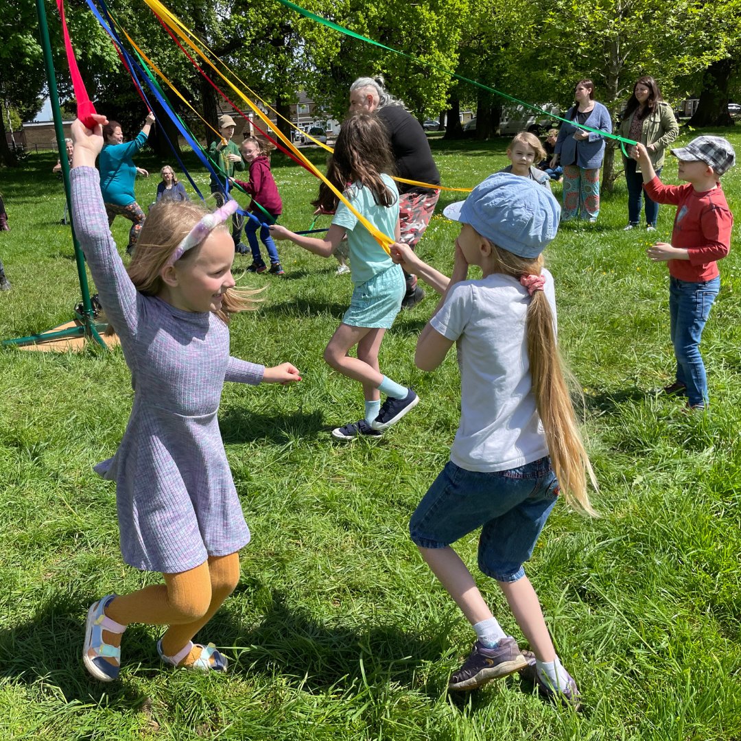 VE/May Day at the Manor wouldn’t be complete without Maypole dancing! 🎶🌸 

Join us this Bank Holiday Monday for a day of music, dancing, crafts &amp; family fun!

📅 Mon 5 May | 🎟️ Tickets from £2.50 &amp; Under 2s go FREE

Book now 👉 headstonemanor.org/events/ve-day-…