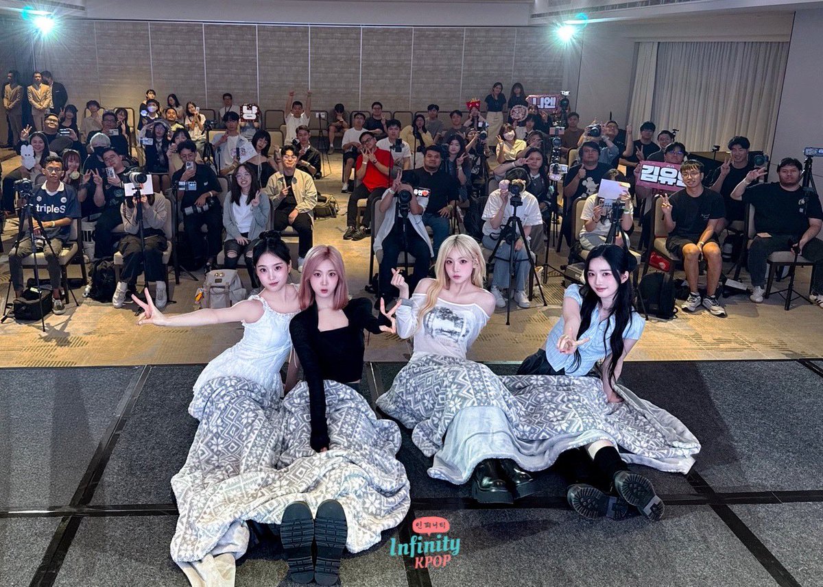 tripleS Fan Sign in SINGAPORE ❣️
Hope everyone has a great time in Singapore 💕

#tripleS #YooYeon #NaKyoung  #Nien #JiYeon