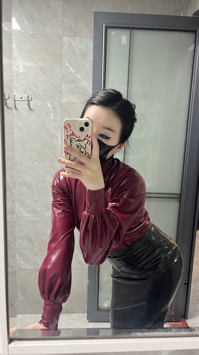 新皮肤——咩老师
#胶衣 #乳胶裙 #乳胶衬衫