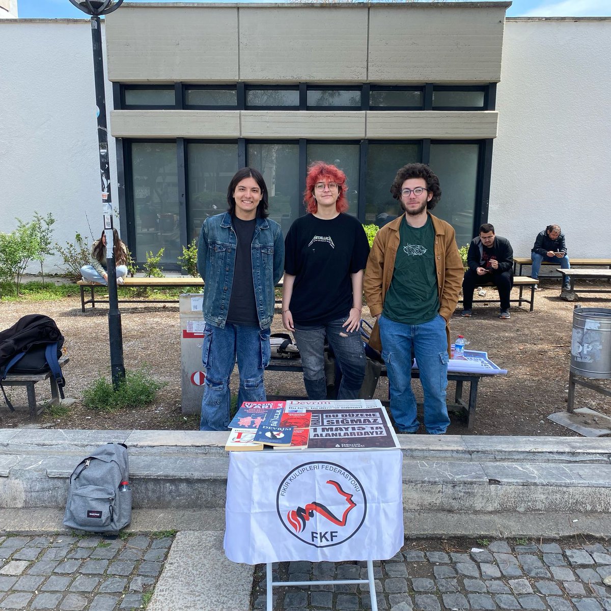 Kütüphane önünde masamızdayız. 

1 Mayıs'a Gençlik Korteji'nde katılmak ve FKF ile ilgili bilgi almak için masamıza uğrayabilirsiniz.