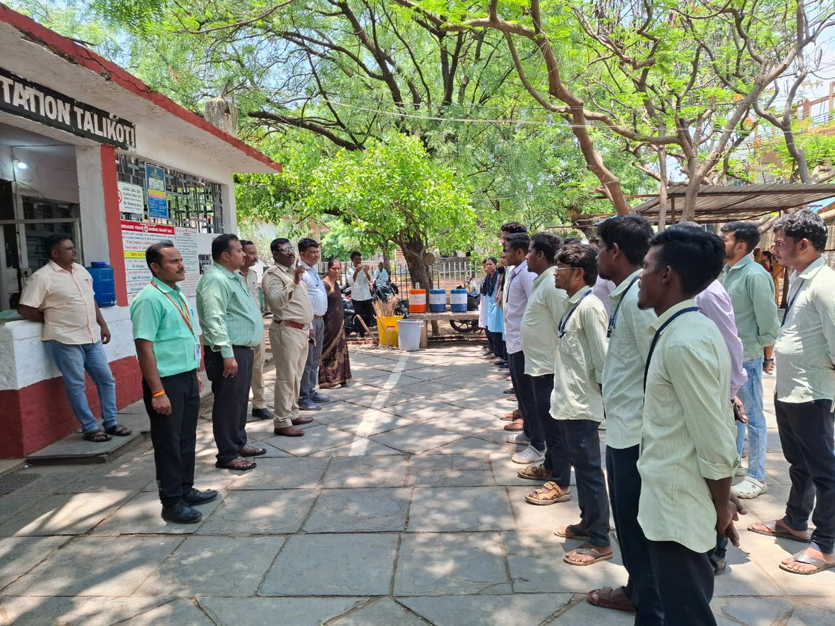 ಇಂದು ದಿನಾಂಕ:28.04.2025 ರಂದು  ತಾಳಿಕೋಟಿ ಪೊಲೀಸ್ ಠಾಣೆಯ ಅಧಿಕಾರಿ ಮತ್ತು ಸಿಬ್ಬಂದಿಯವರು ತಾಳಿಕೋಟಿಯ ಎಸ್. ಕೆ  ಪದವಿಪೂರ್ವ ಕಾಲೇಜಿನ ವಿದ್ಯಾರ್ಥಿಗಳನ್ನು ಹಾಜರ ಪಡಿಸಿಕೊಂಡು ತೆರೆದ ಮನೆ ಕಾರ್ಯಕ್ರಮ ಏರ್ಪಡಿಸಿ ಪೋಸ್ಕೋ ಕಾಯ್ದೆ ಬಗ್ಗೆ, ಸೈಬರ್ ಕ್ರೈಂ, ರಸ್ತೆ ಸುರಕ್ಷತಾ ನಿಯಮಗಳ ಬಗ್ಗೆ, ಕಳ್ಳತನ ಪ್ರಕರಣವು ಜರುಗುದಂತೆ ಯಾವ ರೀತಿ